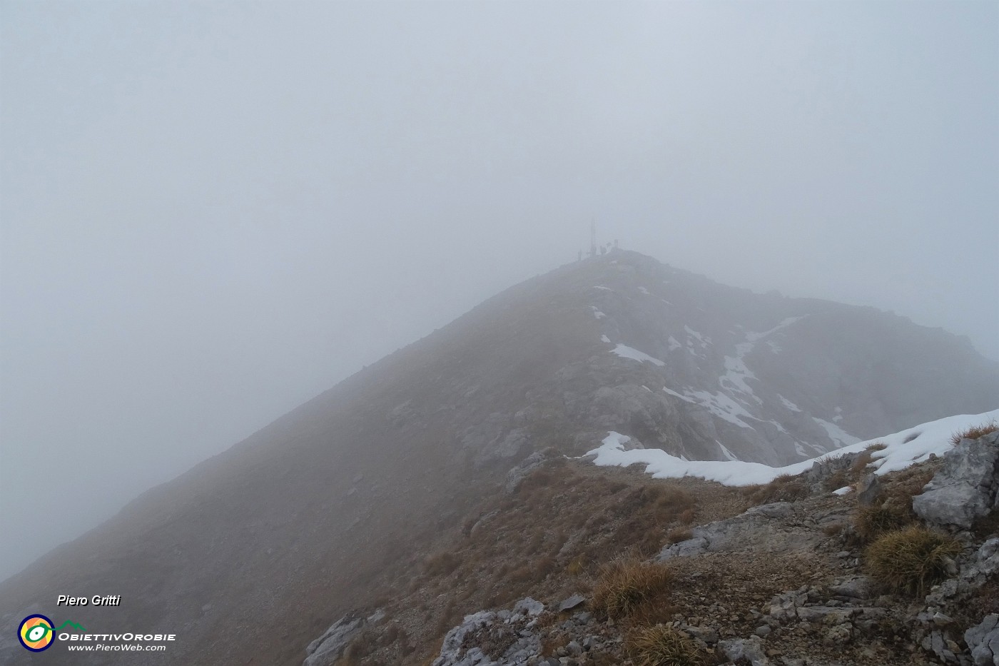 62 Compare nella nebbia la vetta d'Arera.JPG -                                